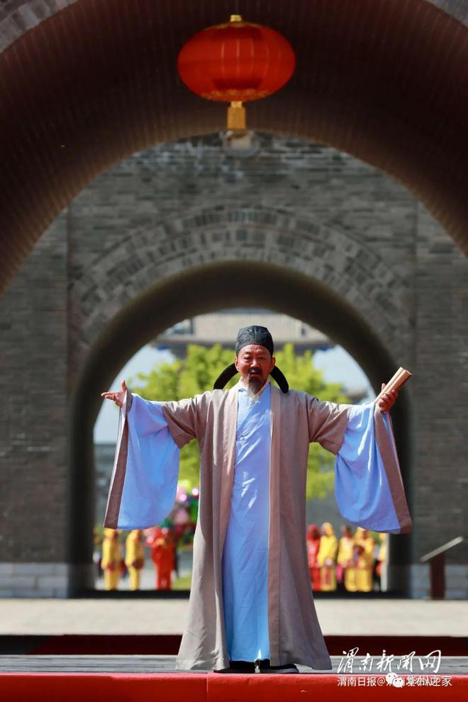 渭南:“白居易”吟诵开城赋,以开城之礼,邀请来自八方宾客入城共游(图10) 渭南:“白居易”吟诵开城赋,以开城之礼,邀请来自八方宾客入城共游(图10)