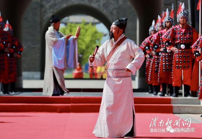 渭南:“白居易”吟诵开城赋,以开城之礼,邀请来自八方宾客入城共游(图9) 渭南:“白居易”吟诵开城赋,以开城之礼,邀请来自八方宾客入城共游(图9)