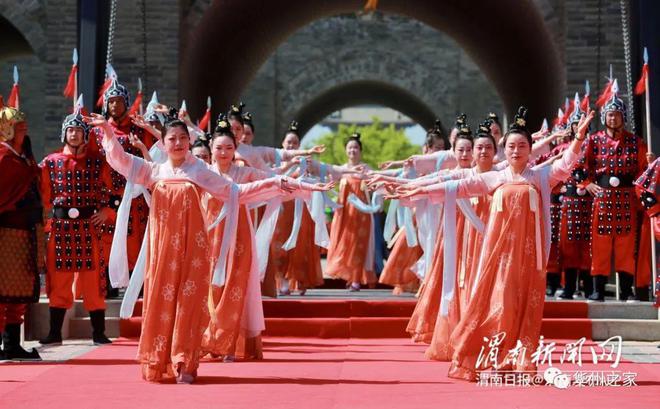 渭南:“白居易”吟诵开城赋,以开城之礼,邀请来自八方宾客入城共游(图11) 渭南:“白居易”吟诵开城赋,以开城之礼,邀请来自八方宾客入城共游(图11)