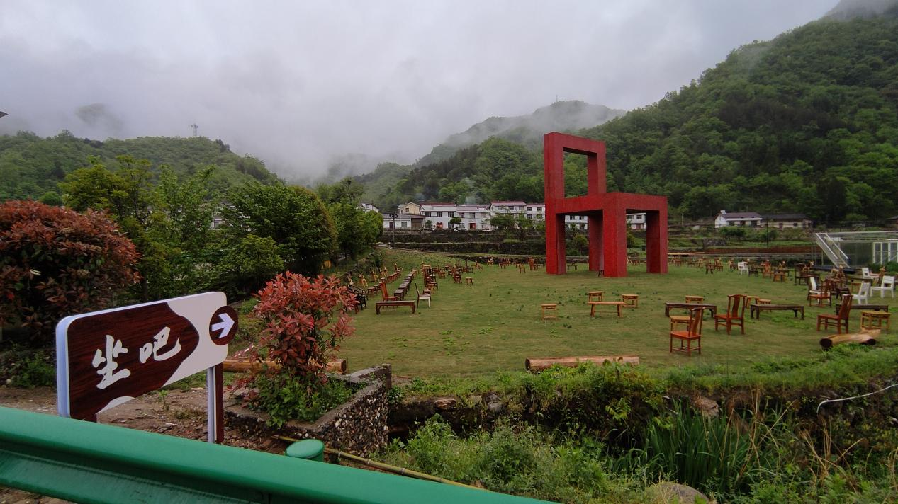 王家湾村“坐吧”休闲区（央广网发 杨煜婷 摄）