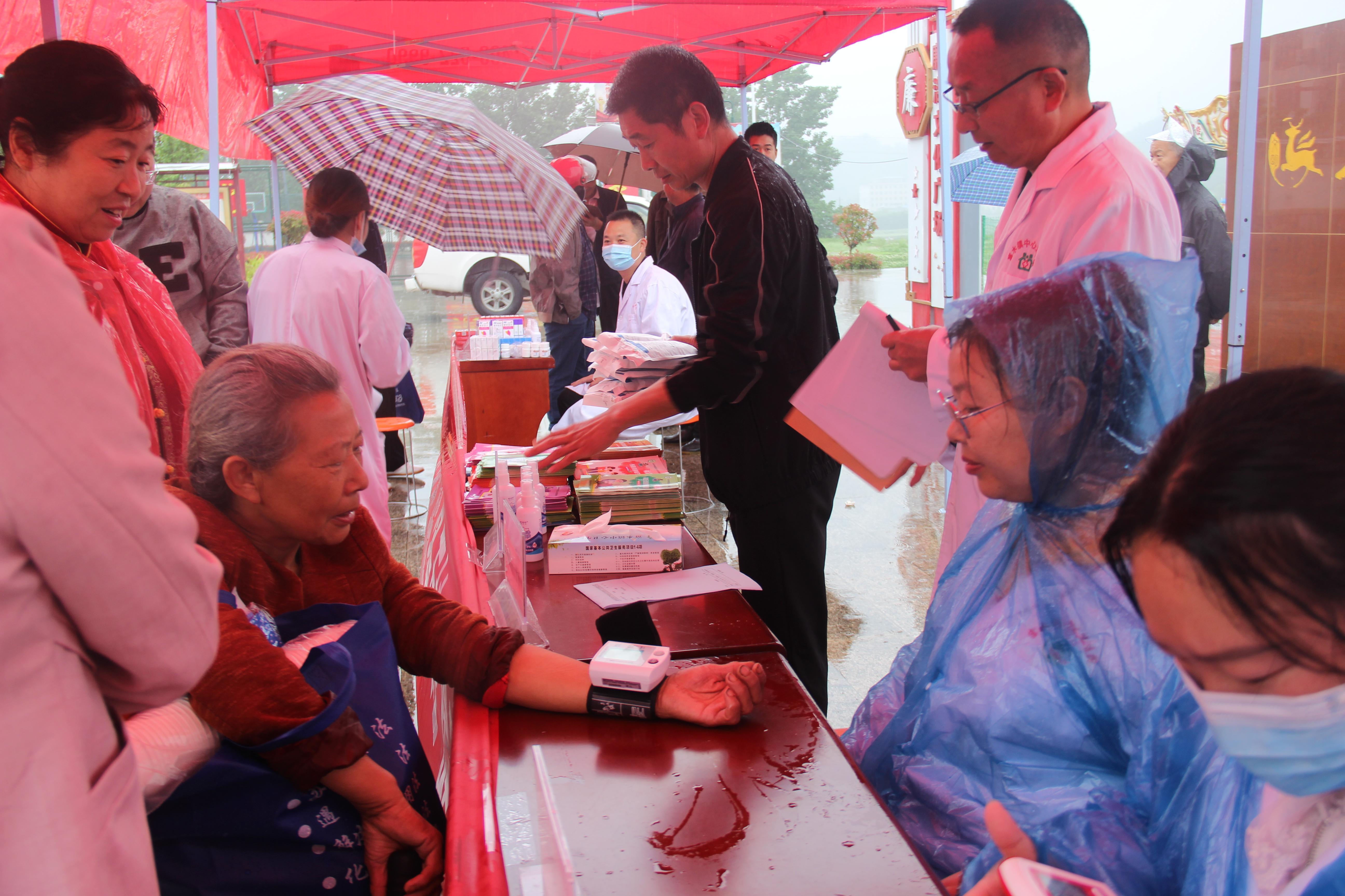 陕西省文化科技卫生“三下乡”集中示范活动在商南县启动(图3) 陕西省文化科技卫生“三下乡”集中示范活动在商南县启动(图3)