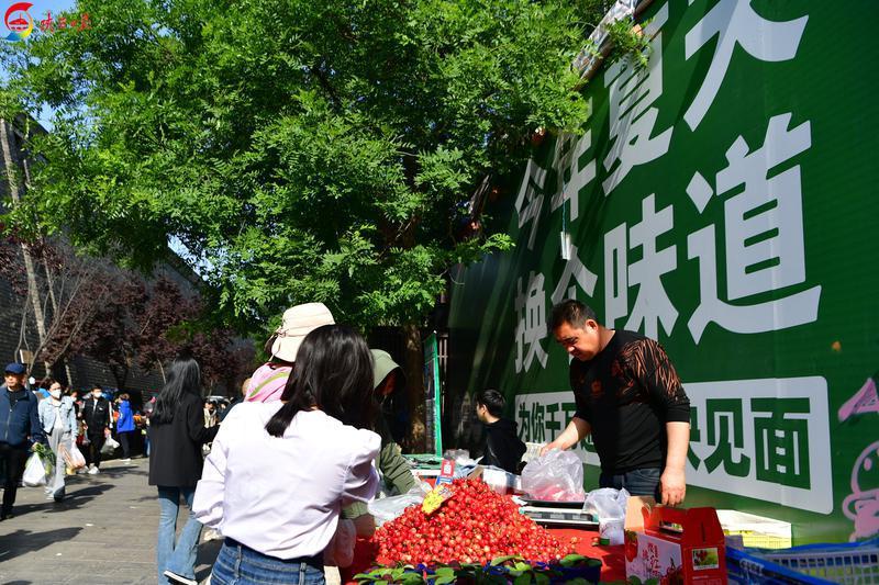西安小南门·城墙里的便民早市 成为众多游客美食打卡的热门之选(图2) 西安小南门·城墙里的便民早市 成为众多游客美食打卡的热门之选(图2)