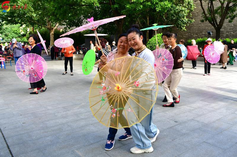 西安小南门·城墙里的便民早市 成为众多游客美食打卡的热门之选(图3) 西安小南门·城墙里的便民早市 成为众多游客美食打卡的热门之选(图3)
