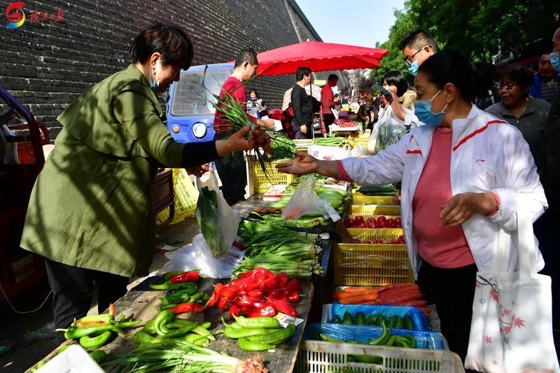 西安小南门·城墙里的便民早市 成为众多游客美食打卡的热门之选(图1) 西安小南门·城墙里的便民早市 成为众多游客美食打卡的热门之选(图1)