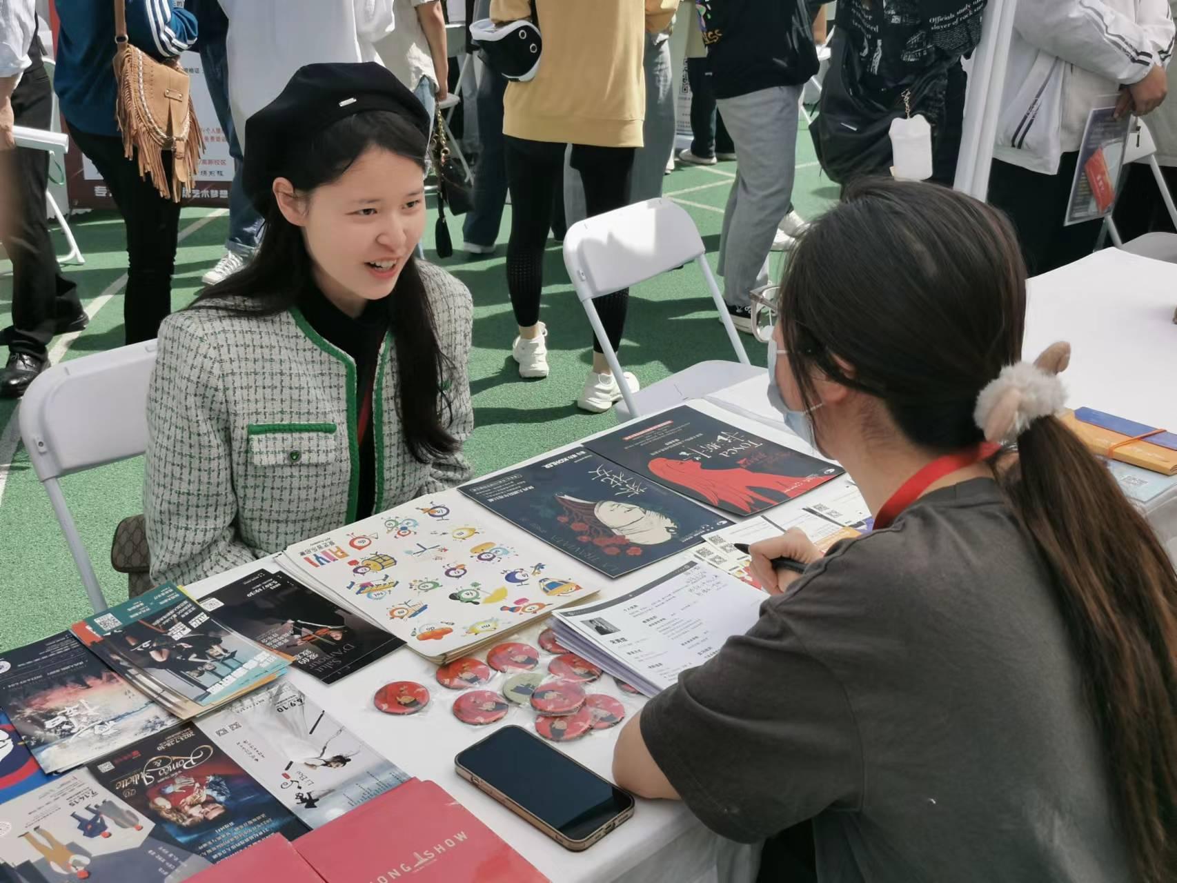 今年最大规模艺术类毕业生招聘会在西安音乐学院举行(图3) 今年最大规模艺术类毕业生招聘会在西安音乐学院举行(图3)