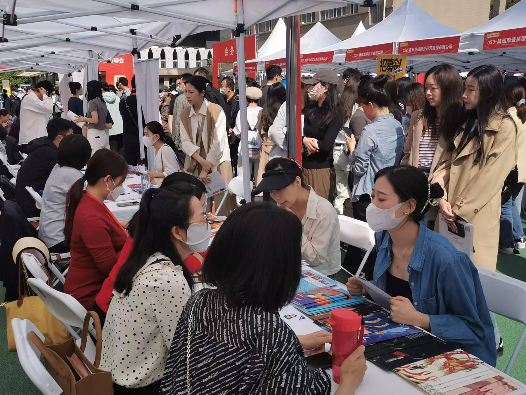 今年最大规模艺术类毕业生招聘会在西安音乐学院举行(图1) 今年最大规模艺术类毕业生招聘会在西安音乐学院举行(图1)