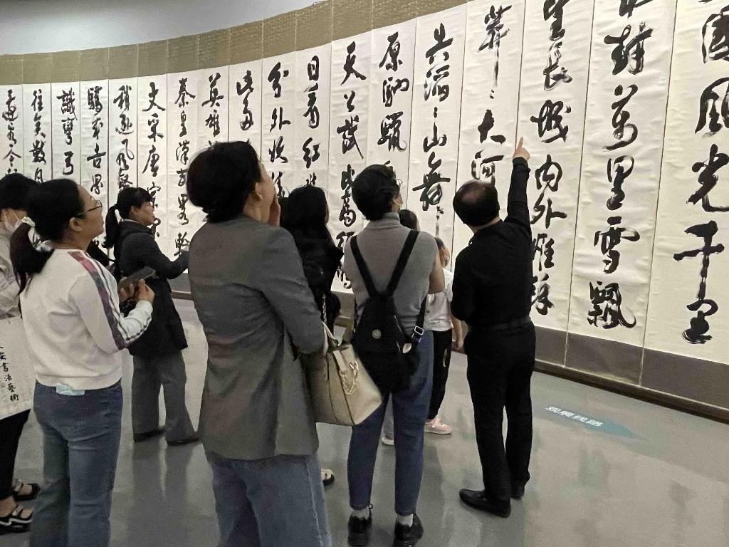 雷长安个人书法艺术展览吸引诸多书法爱好者 书法艺术展秒变“书法课堂”(图1)