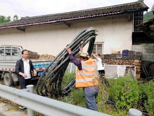 佛坪陈家坝镇：“红马甲”用勤劳双手扮靓家园(图1)