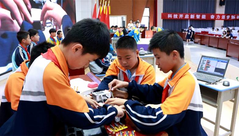 彬州市第三届青少年机器人创新大赛成功举办(图1) 彬州市第三届青少年机器人创新大赛成功举办(图1)