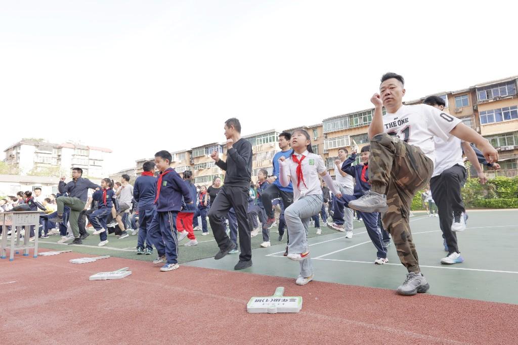 不止是奔跑!青年路小学这场亲子跑,藏着最暖的陪伴(图2) 不止是奔跑!青年路小学这场亲子跑,藏着最暖的陪伴(图2)