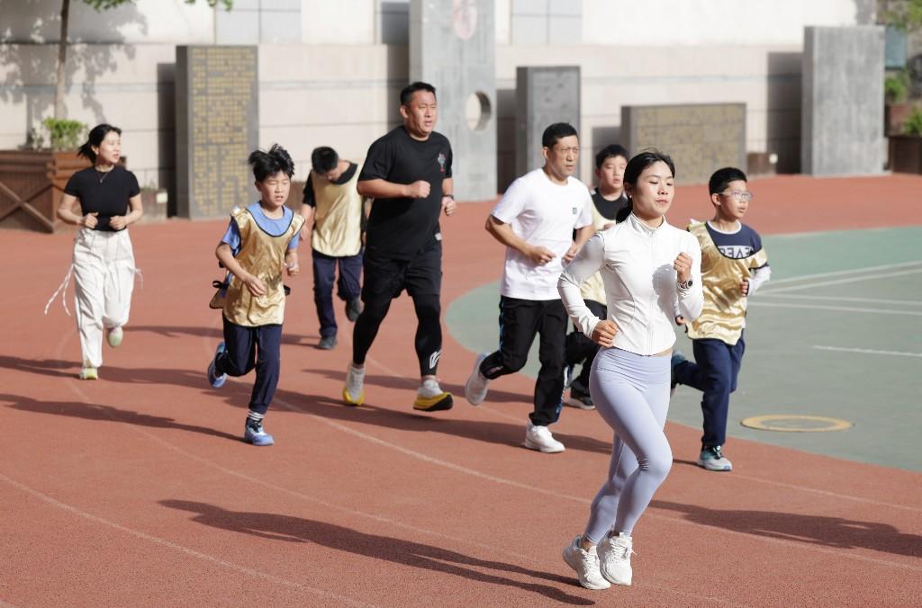 不止是奔跑!青年路小学这场亲子跑,藏着最暖的陪伴(图4) 不止是奔跑!青年路小学这场亲子跑,藏着最暖的陪伴(图4)